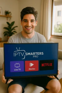 Jeune homme souriant tenant un téléviseur avec l’app IPTV Smarters Pro dans son salon
