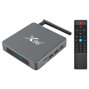 Photo de la box Android TV X96 connectée à la TV, affichant l’interface principale, prête pour configurer un VPN