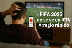Hombre mirando su móvil con error mientras se ve FIFA 2025 en la TV