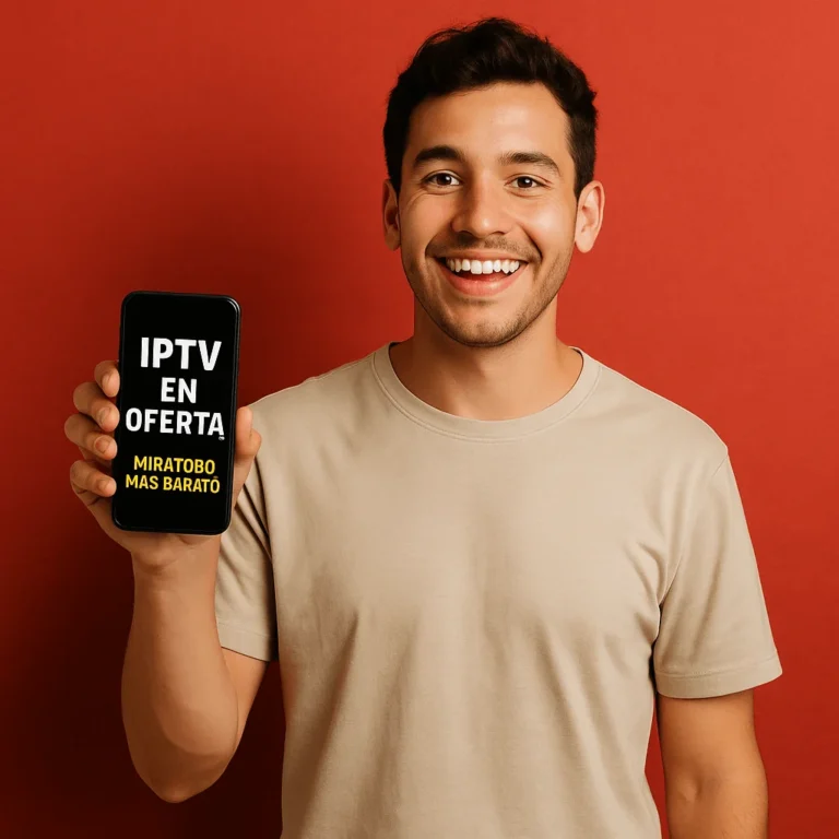 Jeune homme hispanique souriant tenant un téléphone avec l’offre “IPTV en Oferta – Mira Todo Más Barato”