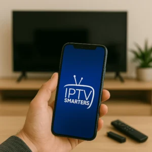 Smartphone mostrando IPTV Smarters Pro frente a uma Smart TV com Fire Stick na mesa