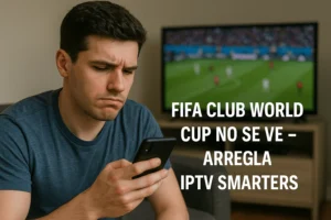 Hombre joven mirando su celular con frustración, fútbol en TV