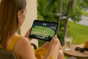 Persona viendo Wimbledon en IPTV en su tablet con buena calidad – ambiente de verano, sin cortes

